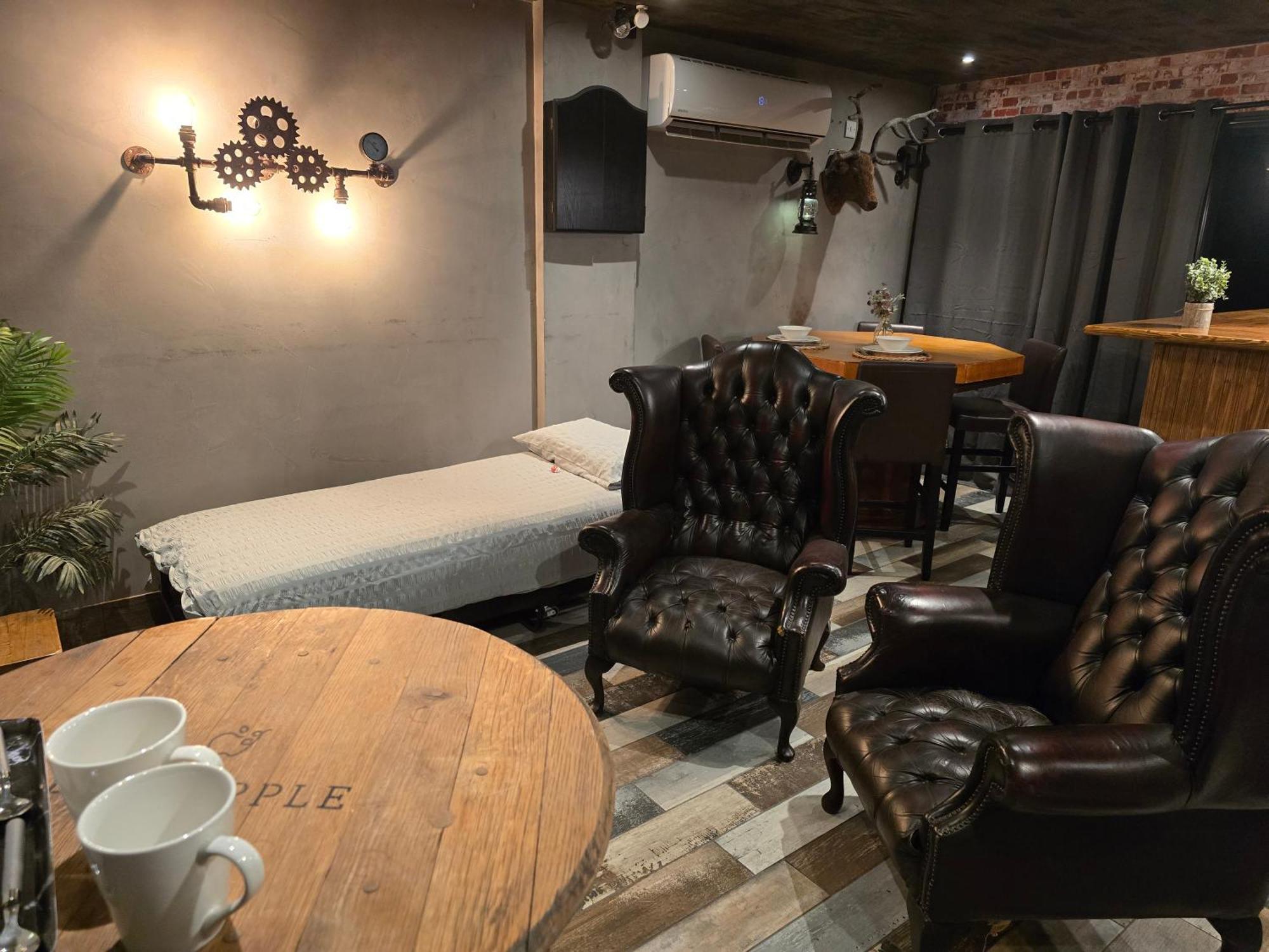 Apartment The Pub - Unique & Authentic Experience - Free Parking!, 5 Minutes From Airbus And The Mall Cribbs *
