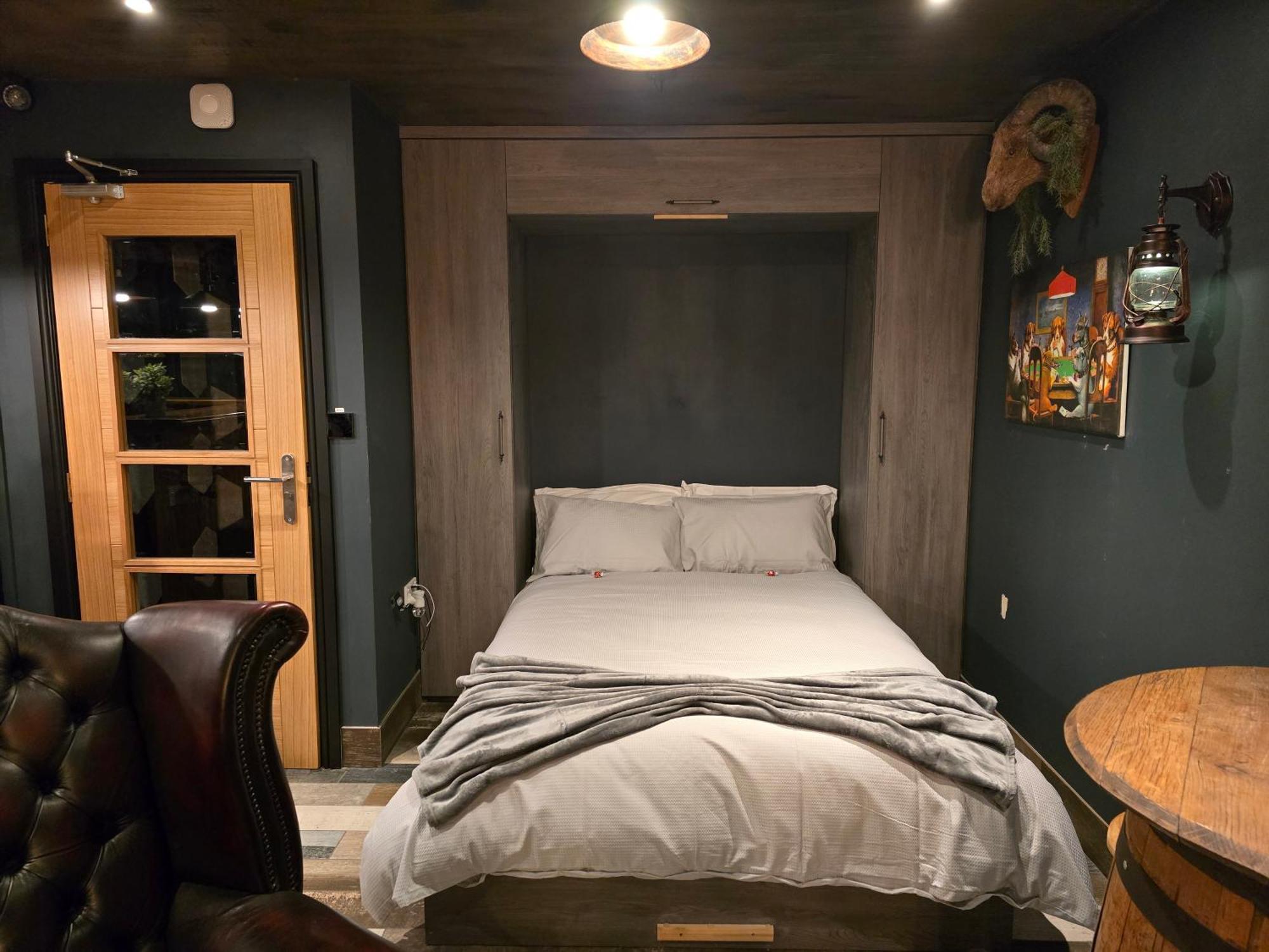 The Pub - Unique & Authentic Experience - Free Parking!, 5 Minutes From Airbus And The Mall Cribbs Apartment Bristol