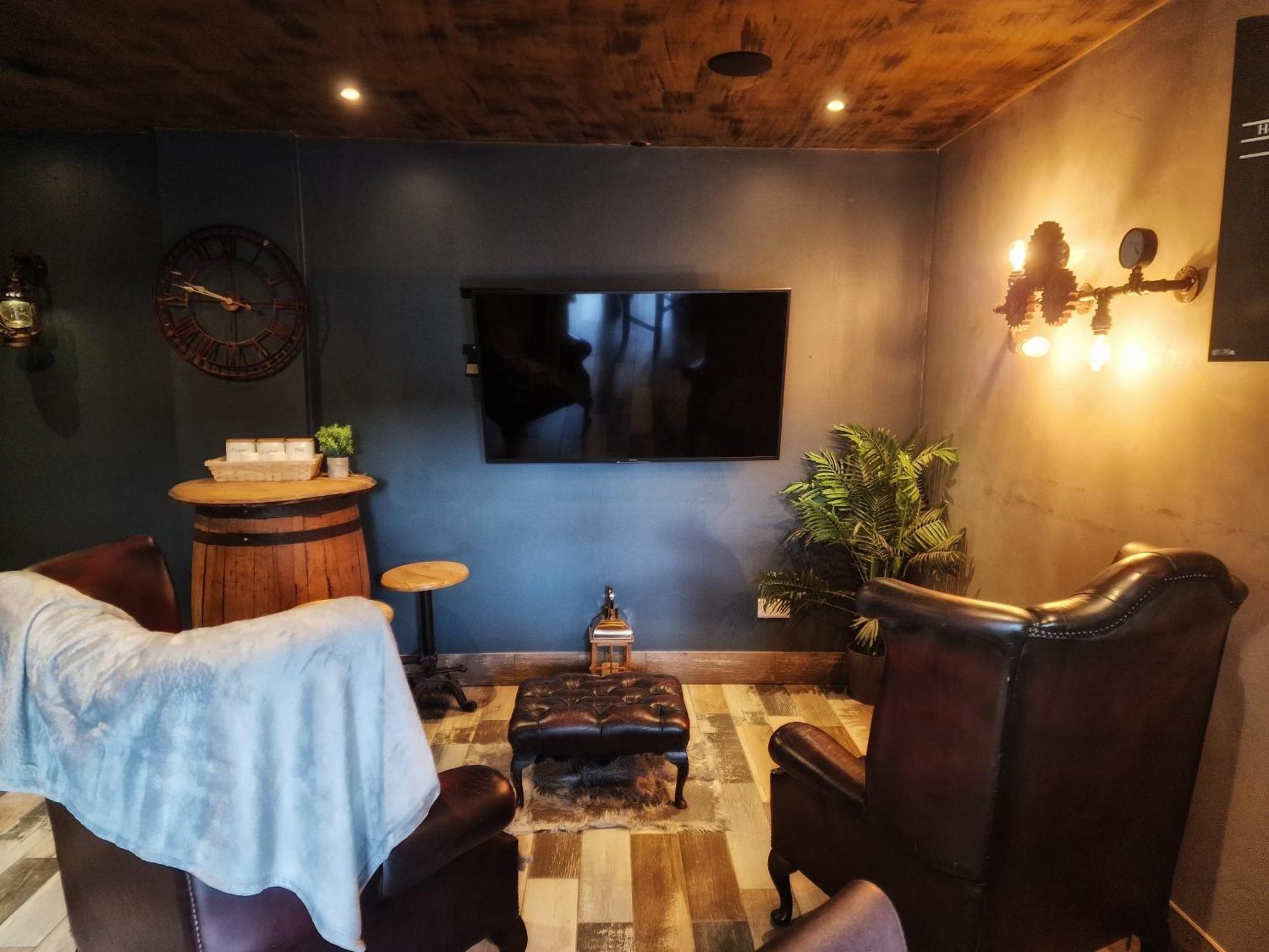 Apartment The Pub - Unique & Authentic Experience - Free Parking!, 5 Minutes From Airbus And The Mall Cribbs Bristol