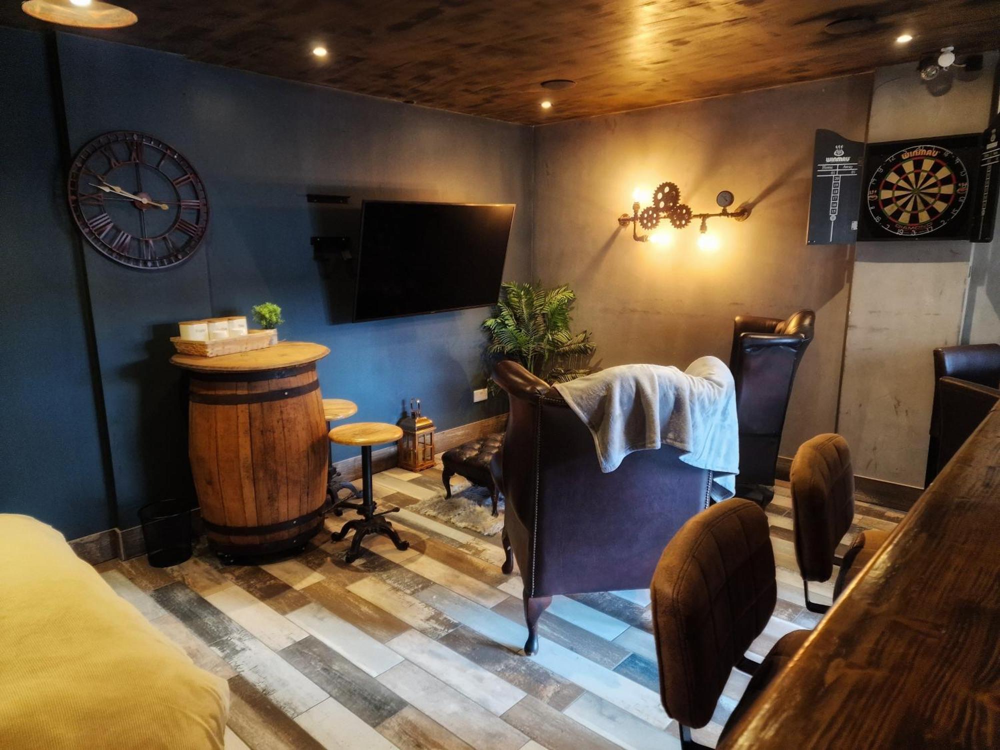 The Pub - Unique & Authentic Experience - Free Parking!, 5 Minutes From Airbus And The Mall Cribbs *