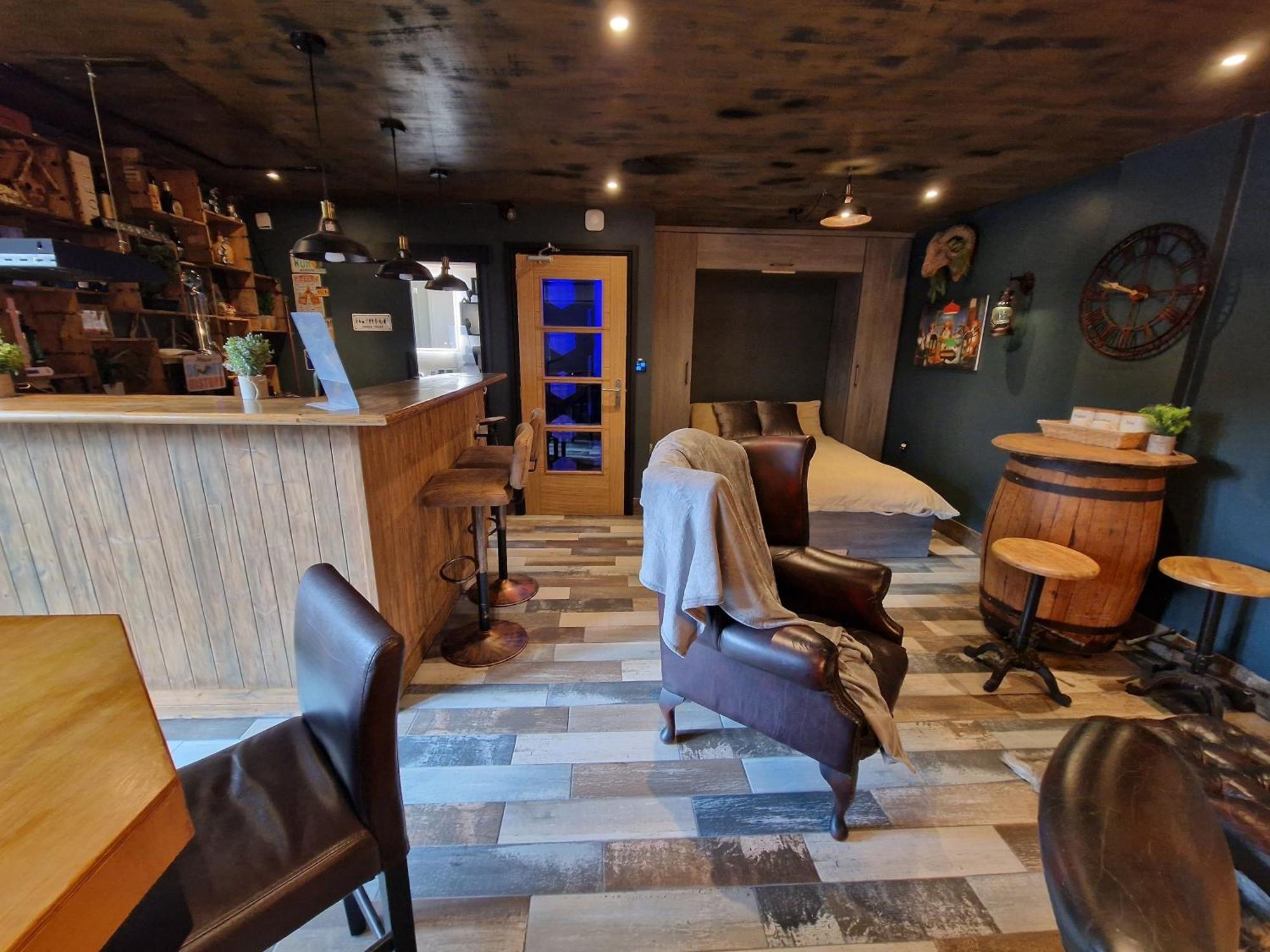 The Pub - Unique & Authentic Experience - Free Parking!, 5 Minutes From Airbus And The Mall Cribbs Bristol