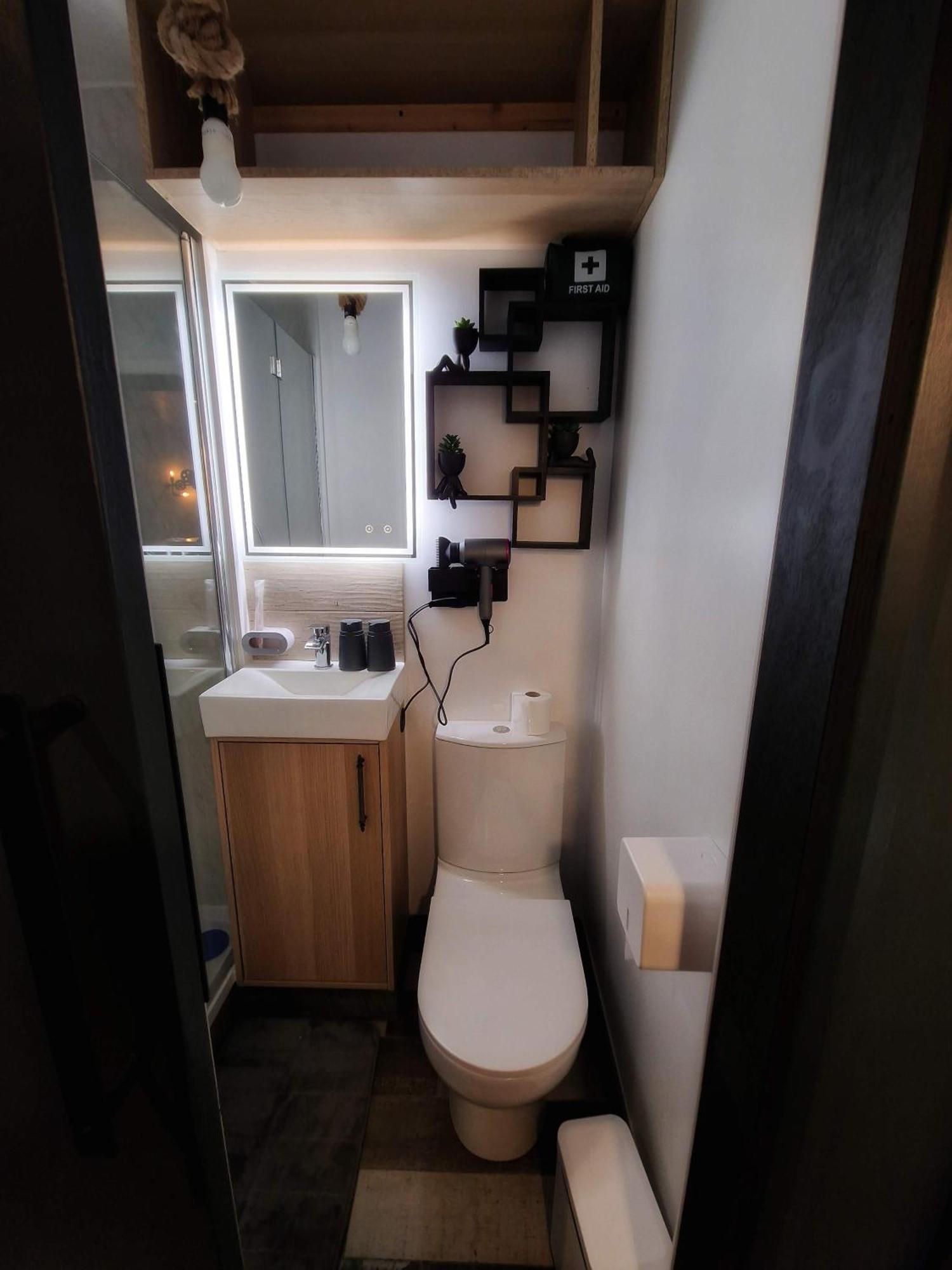 Apartment The Pub - Unique & Authentic Experience - Free Parking!, 5 Minutes From Airbus And The Mall Cribbs