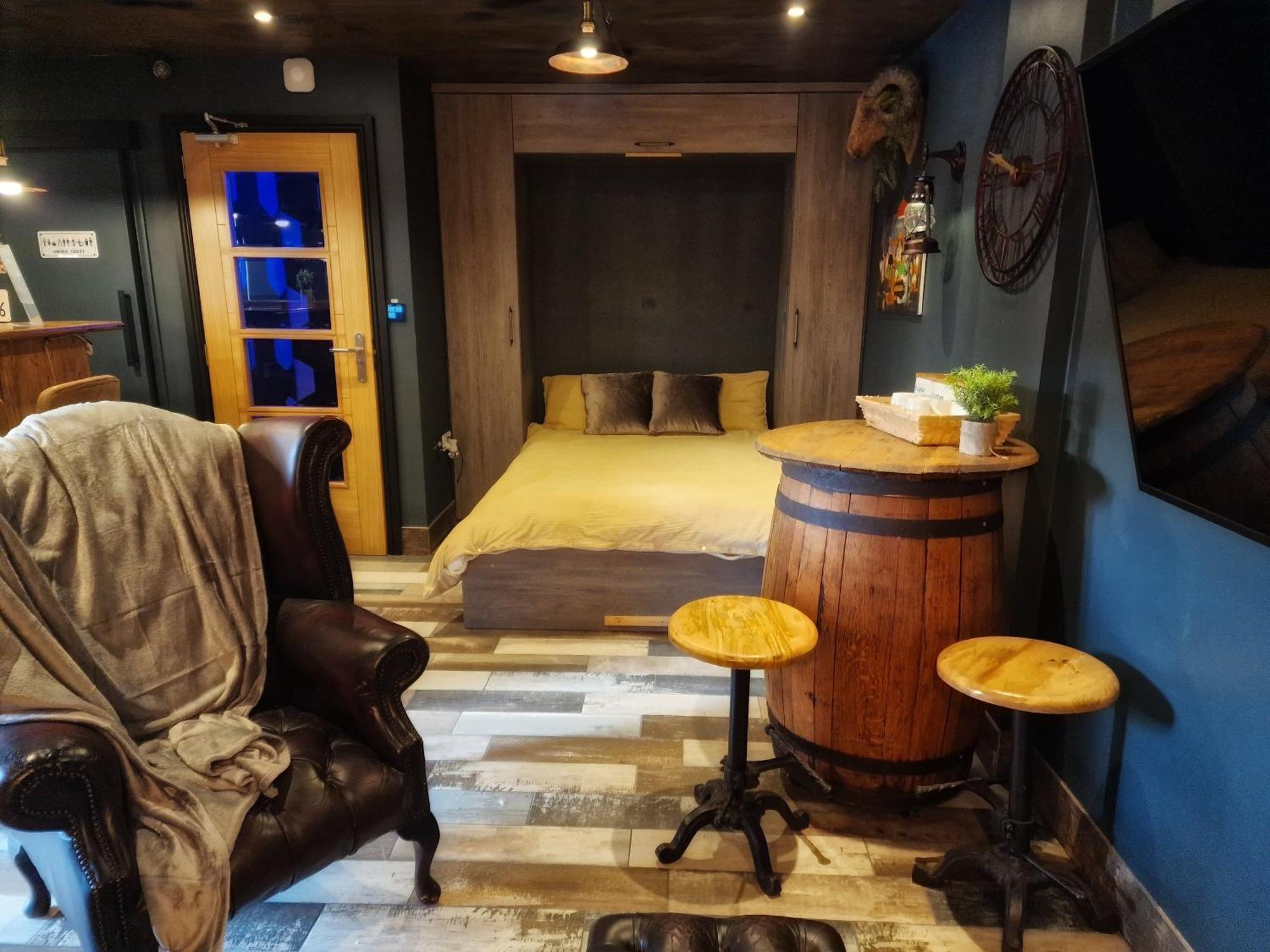 The Pub - Unique & Authentic Experience - Free Parking!, 5 Minutes From Airbus And The Mall Cribbs *