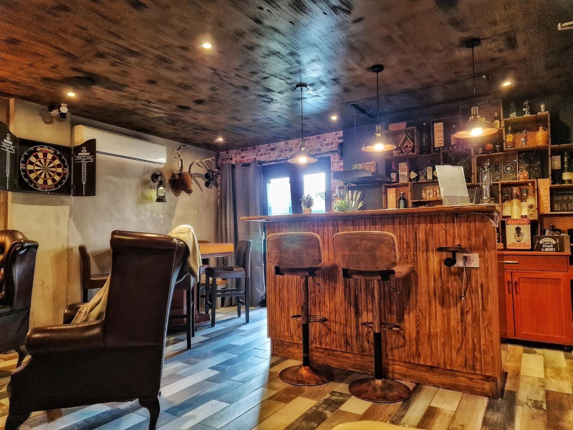 The Pub - Unique & Authentic Experience - Free Parking!, 5 Minutes From Airbus And The Mall Cribbs *