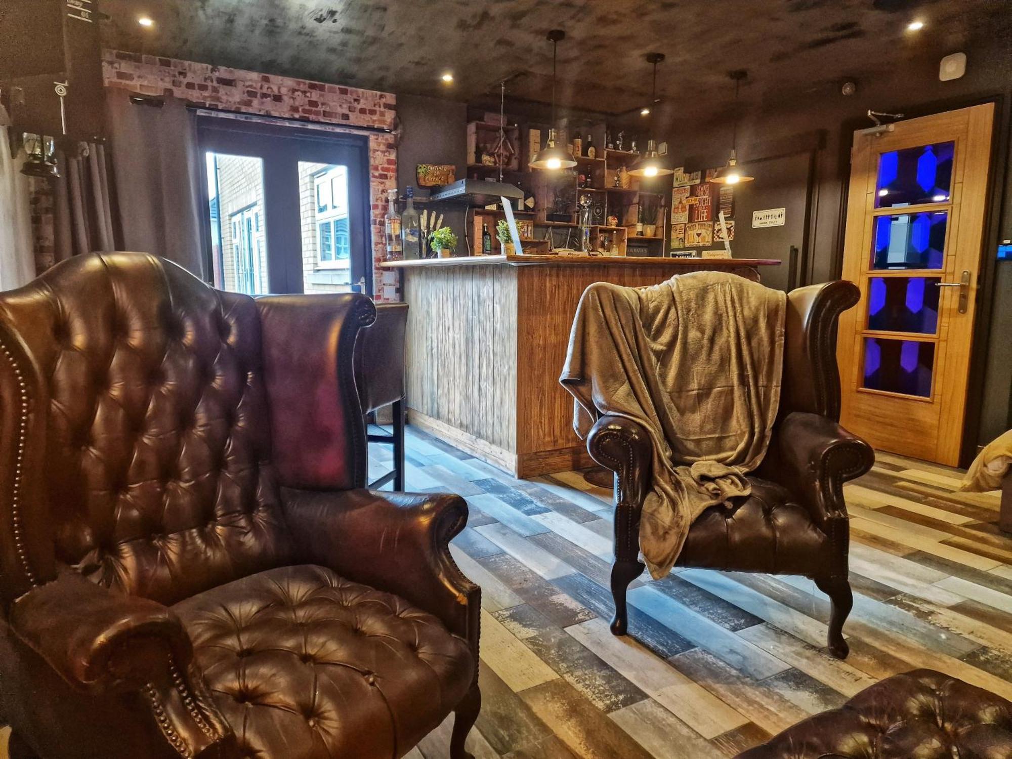 The Pub - Unique & Authentic Experience - Free Parking!, 5 Minutes From Airbus And The Mall Cribbs