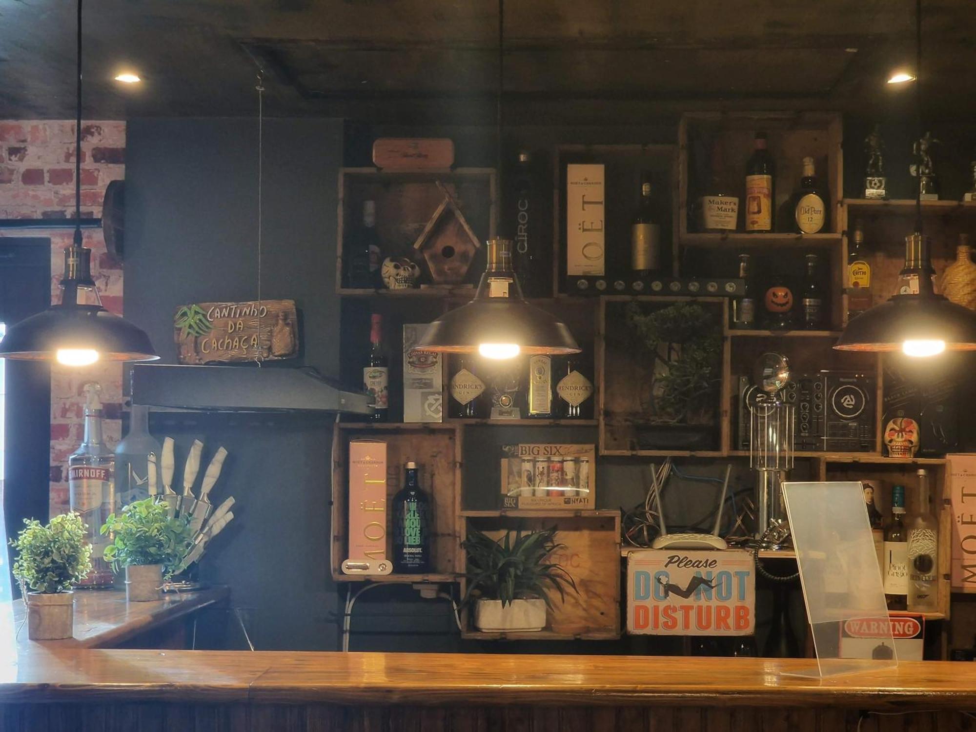 The Pub - Unique & Authentic Experience - Free Parking!, 5 Minutes From Airbus And The Mall Cribbs