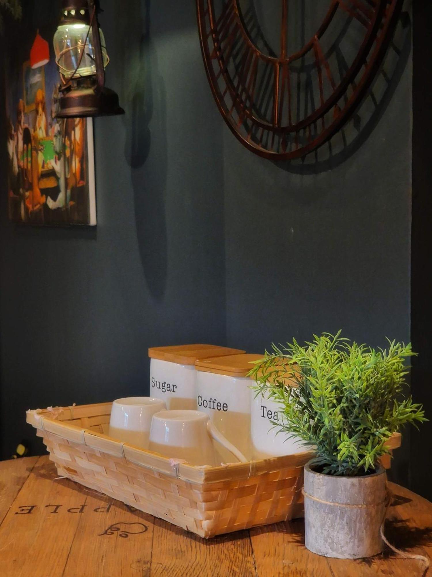 The Pub - Unique & Authentic Experience - Free Parking!, 5 Minutes From Airbus And The Mall Cribbs Apartment Bristol
