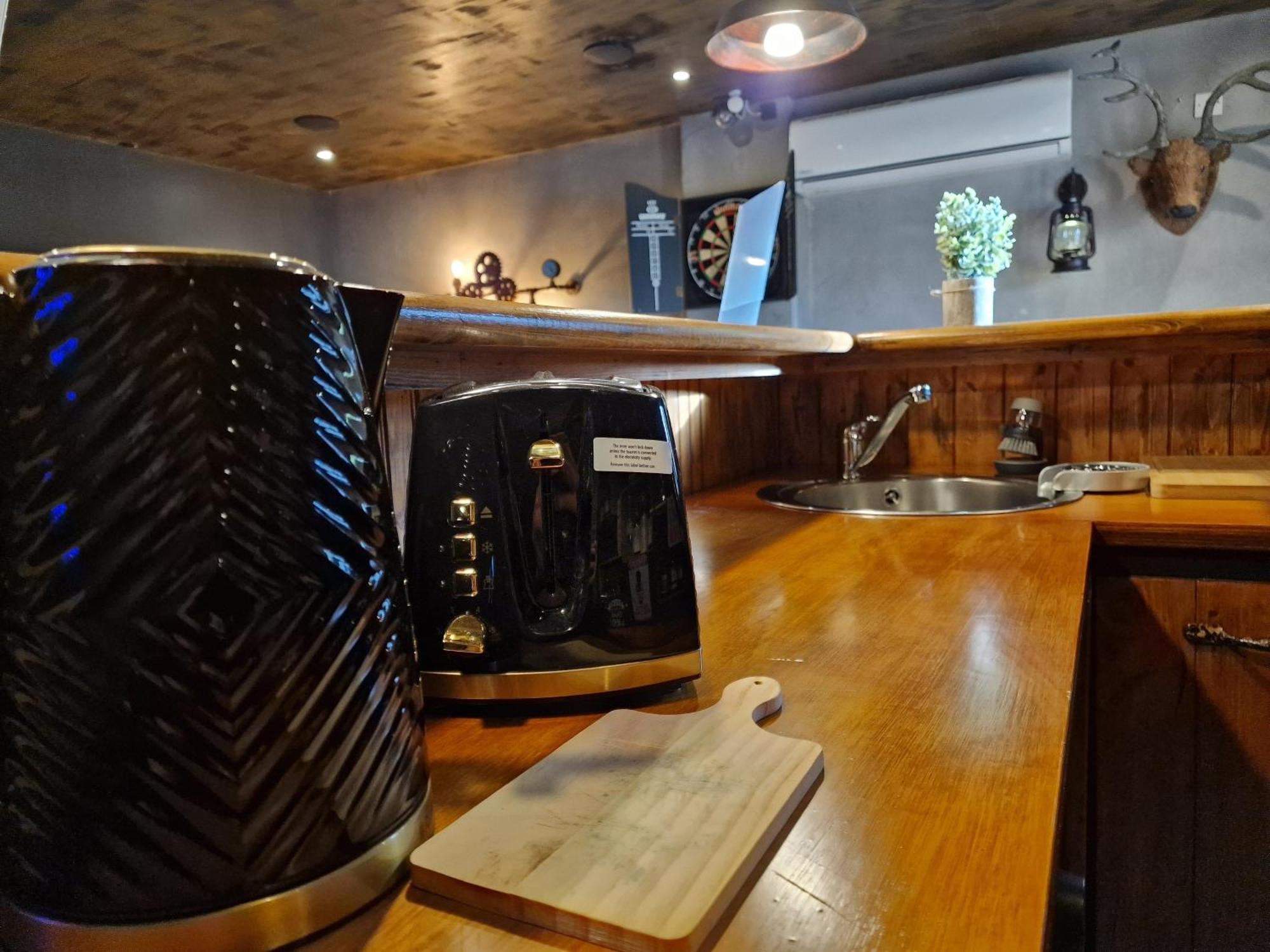 The Pub - Unique & Authentic Experience - Free Parking!, 5 Minutes From Airbus And The Mall Cribbs *