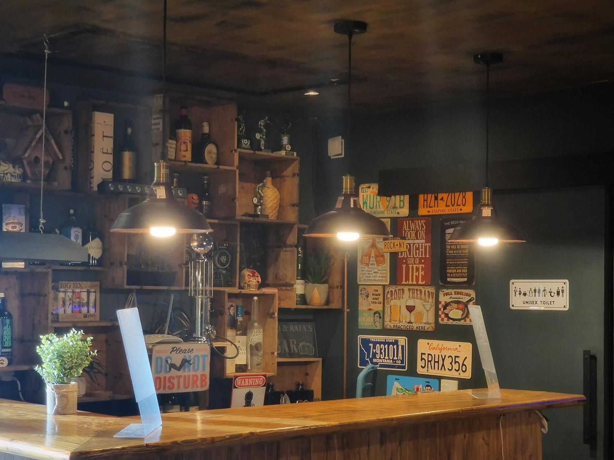 The Pub - Unique & Authentic Experience - Free Parking!, 5 Minutes From Airbus And The Mall Cribbs *