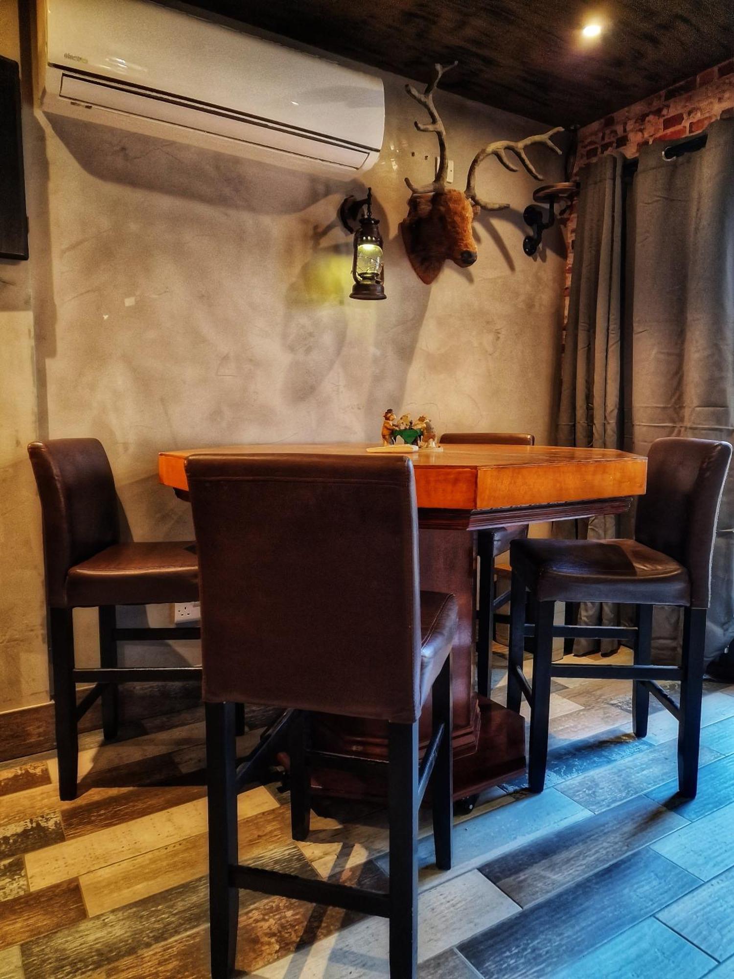 Apartment The Pub - Unique & Authentic Experience - Free Parking!, 5 Minutes From Airbus And The Mall Cribbs *