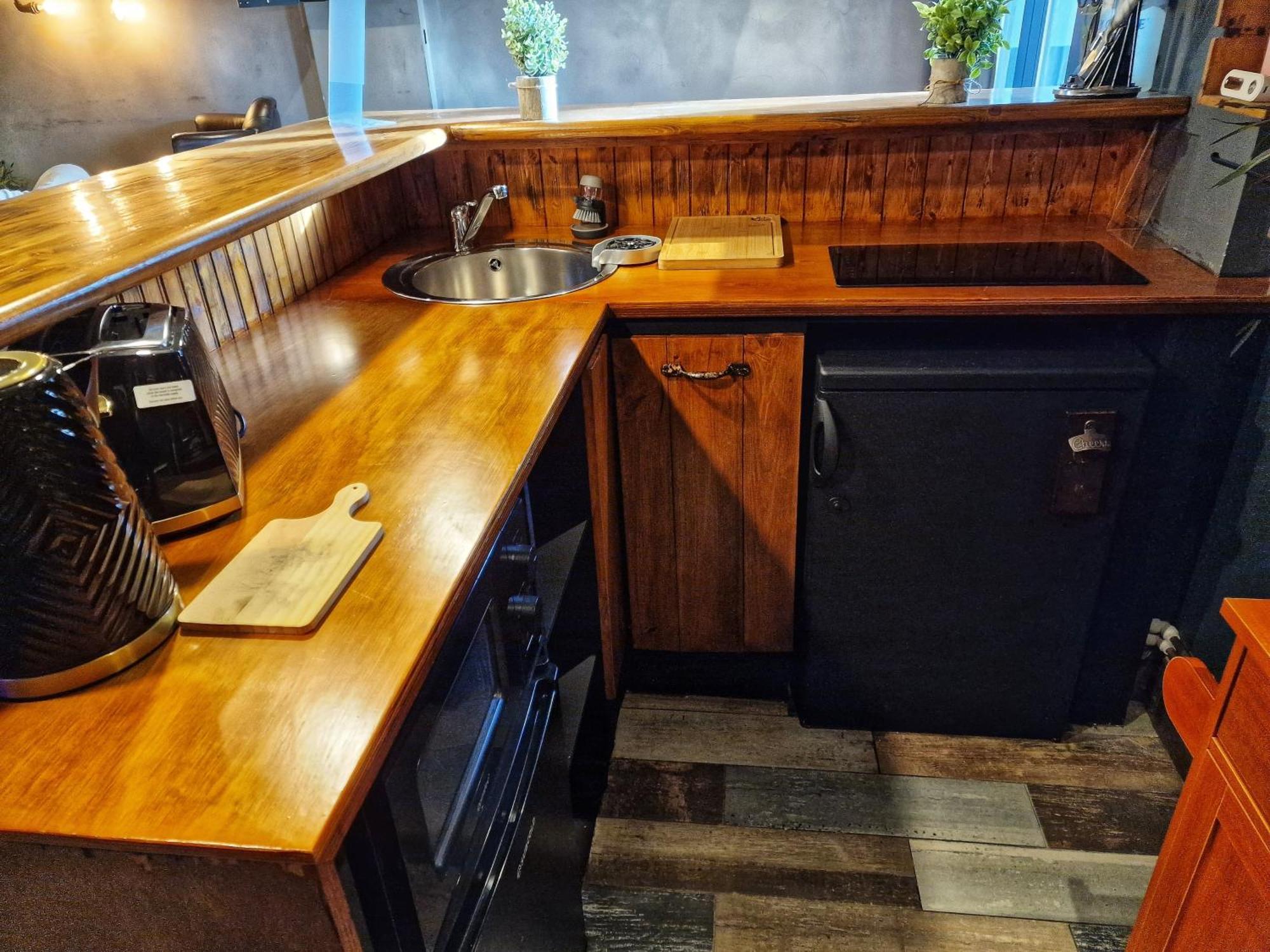 The Pub - Unique & Authentic Experience - Free Parking!, 5 Minutes From Airbus And The Mall Cribbs *