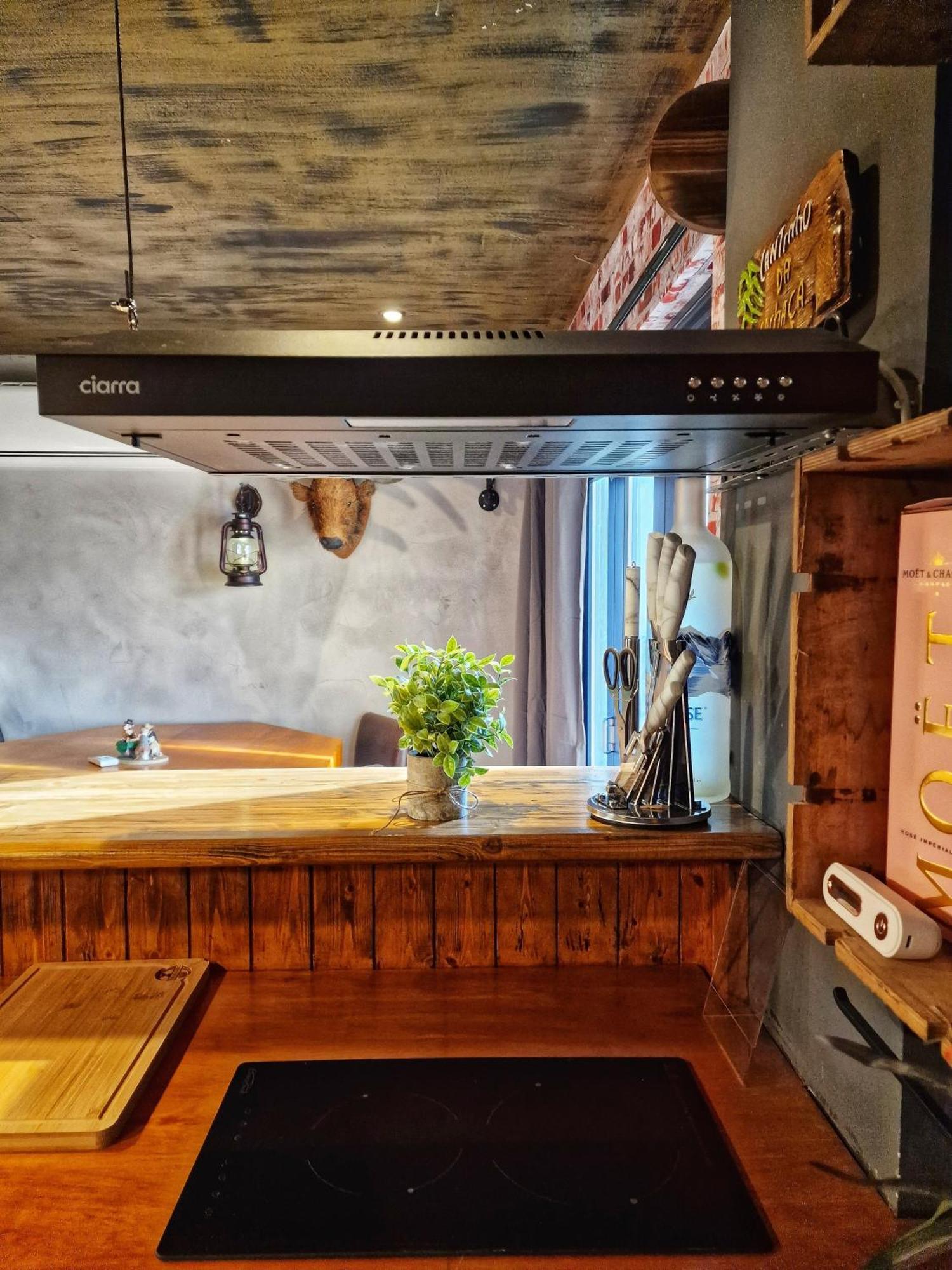 The Pub - Unique & Authentic Experience - Free Parking!, 5 Minutes From Airbus And The Mall Cribbs