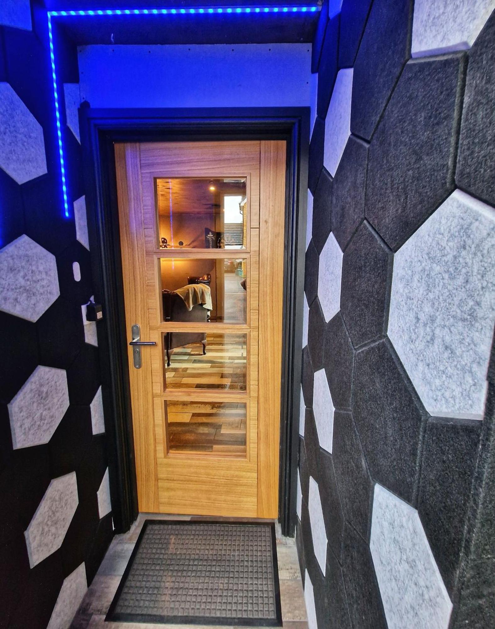 The Pub - Unique & Authentic Experience - Free Parking!, 5 Minutes From Airbus And The Mall Cribbs Apartment *
