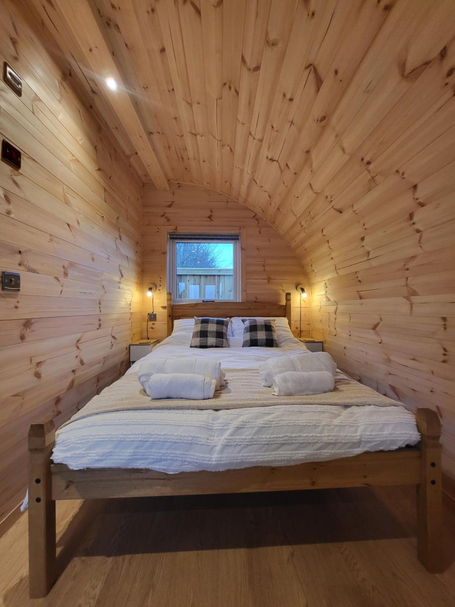 Lois' Pod With Hot Tub, Near Airport * Bristol