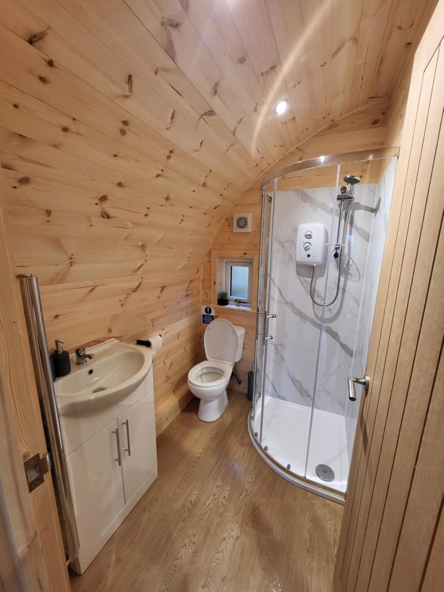 Lois' Pod With Hot Tub, Near Airport Bristol