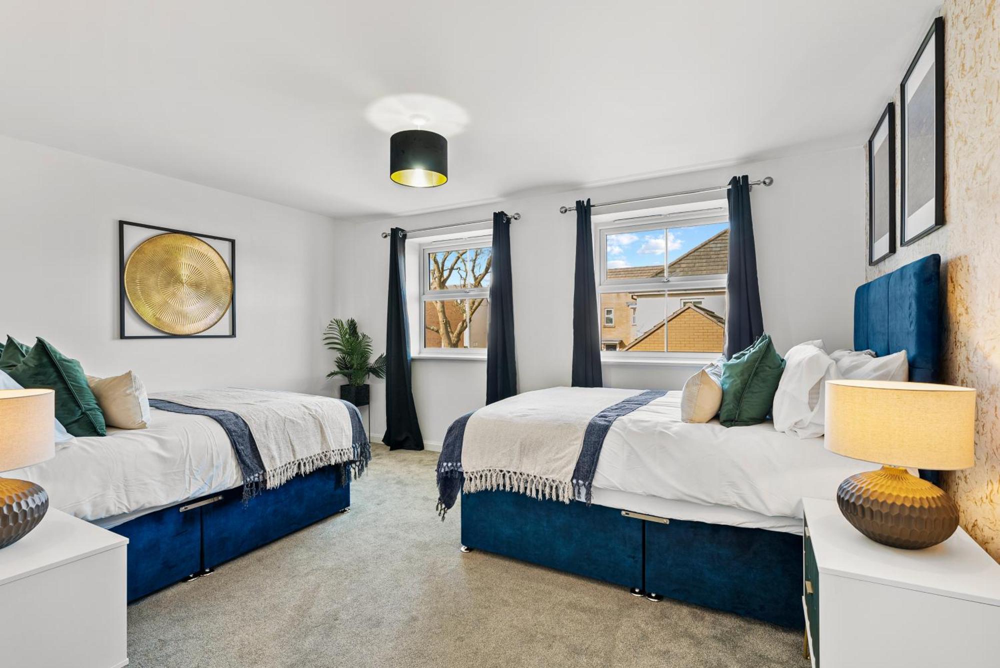 Stylish 4 Bed - Parking - Sleeps 14 Holiday home