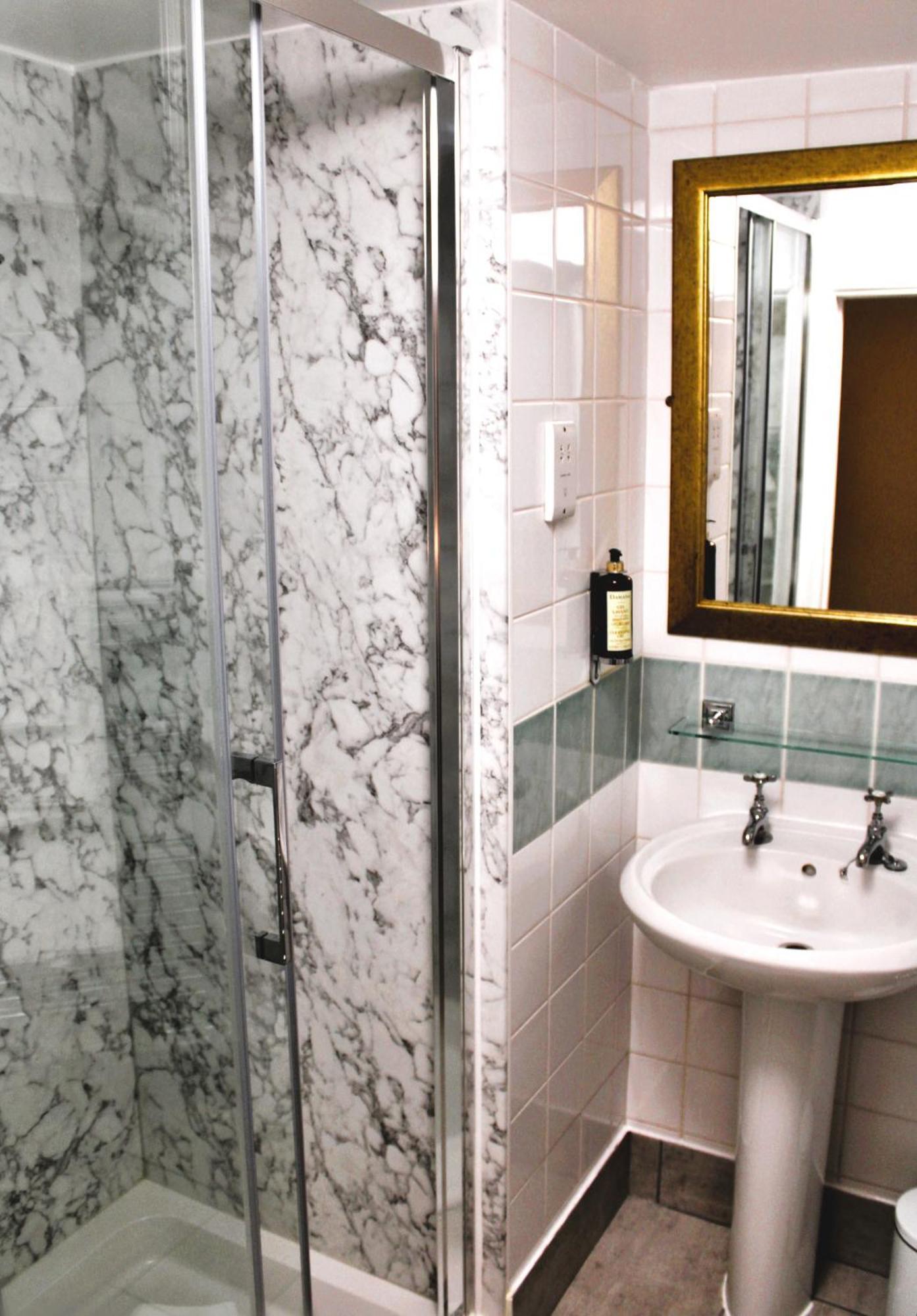 Victoria Square Clifton Village 3*