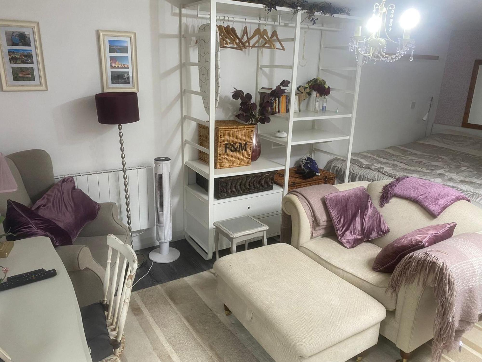 Cosy Self-contained Studio Flat In