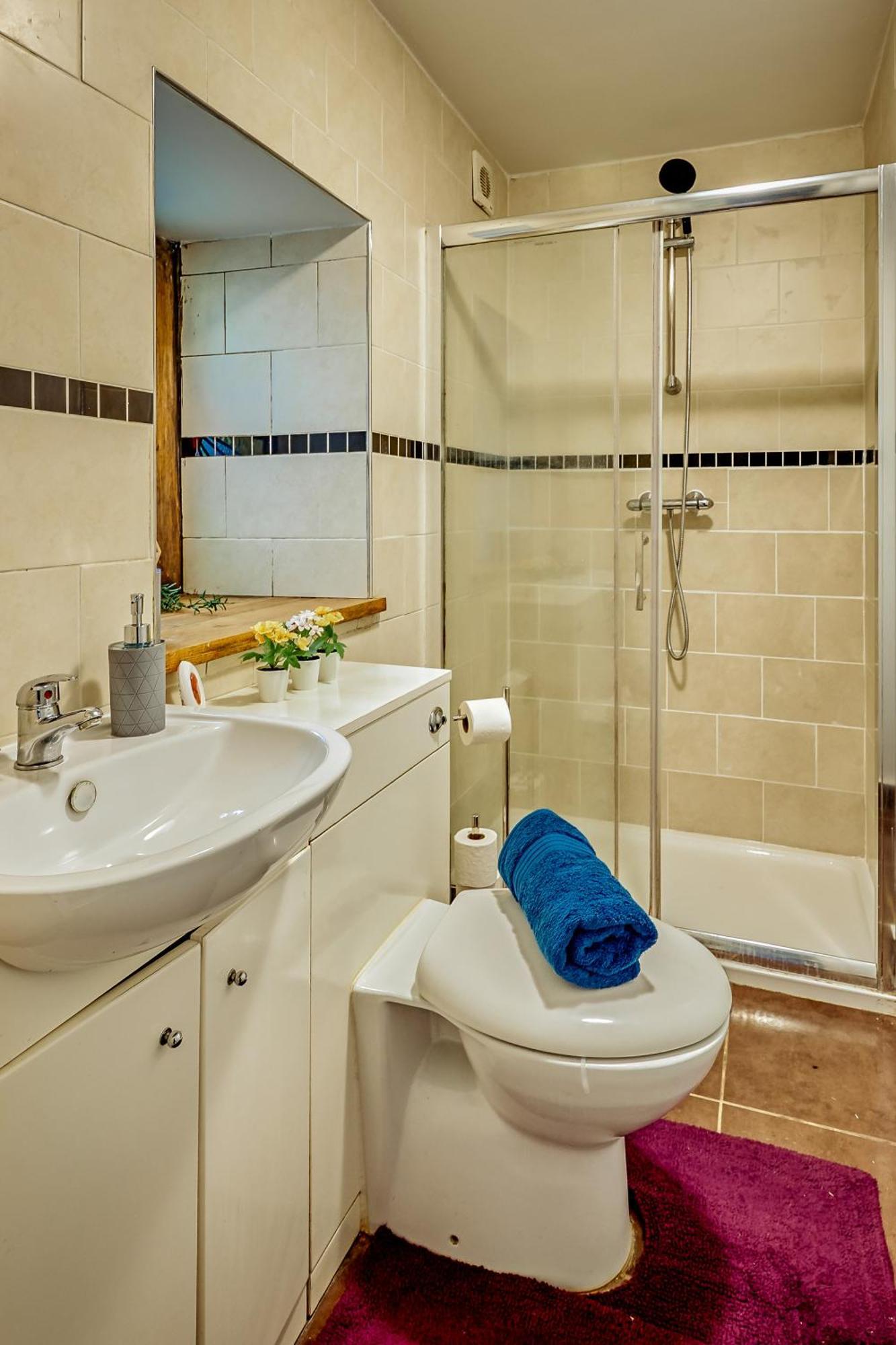 Free Parking New Gem With Garden Apartment *