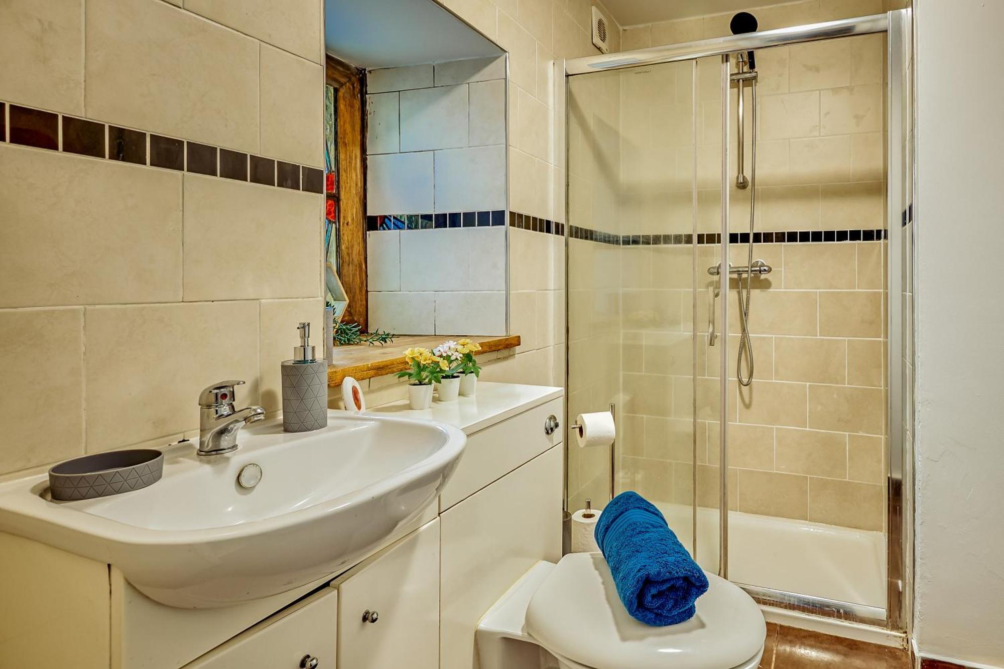 Free Parking New Gem With Garden Apartment