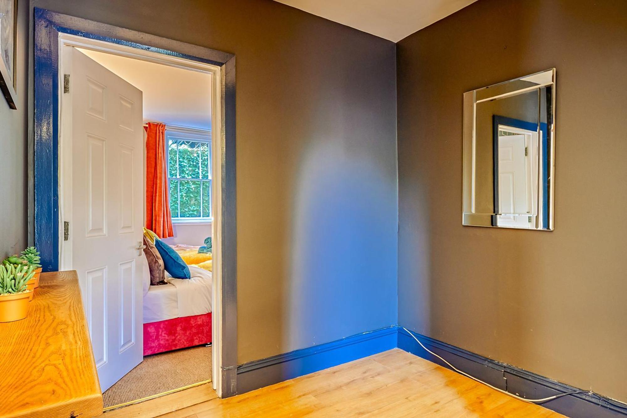 Free Parking New Gem With Garden Apartment *