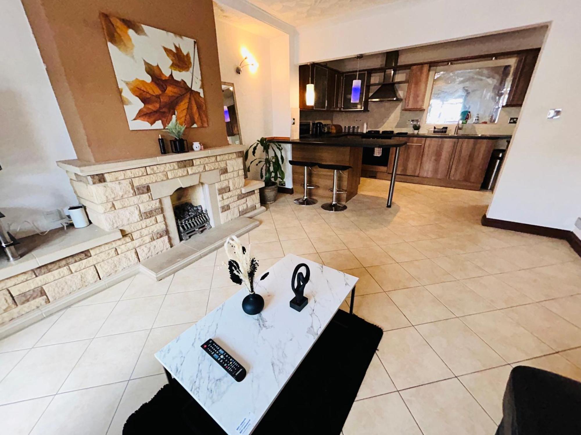 The European 3 Bedroom House By Altoluxoexperience Short Lets & Serviced With Free Parking