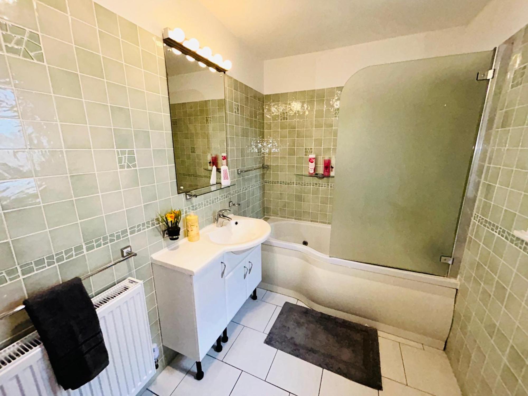 Holiday home The European 3 Bedroom House By Altoluxoexperience Short Lets & Serviced With Free Parking *