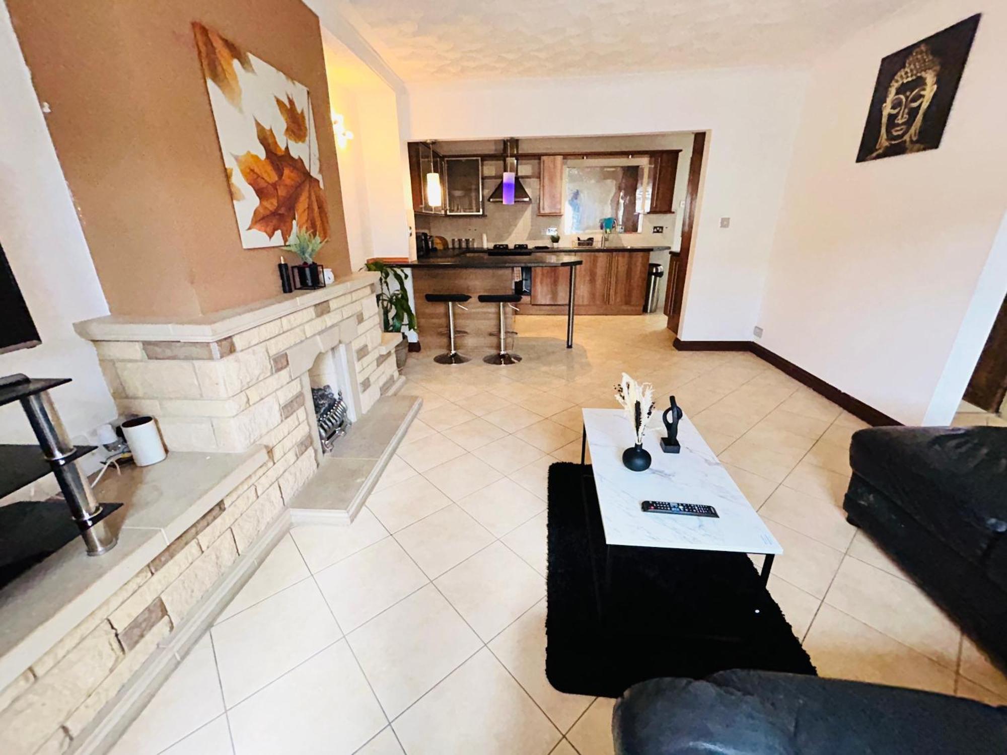 Holiday home The European 3 Bedroom House By Altoluxoexperience Short Lets & Serviced With Free Parking *