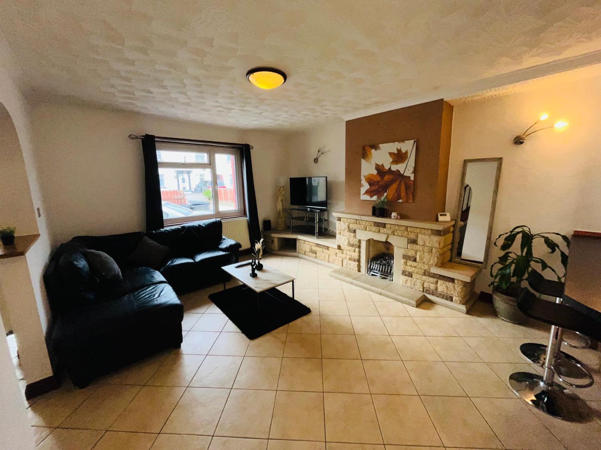 Holiday home The European 3 Bedroom House By Altoluxoexperience Short Lets & Serviced With Free Parking