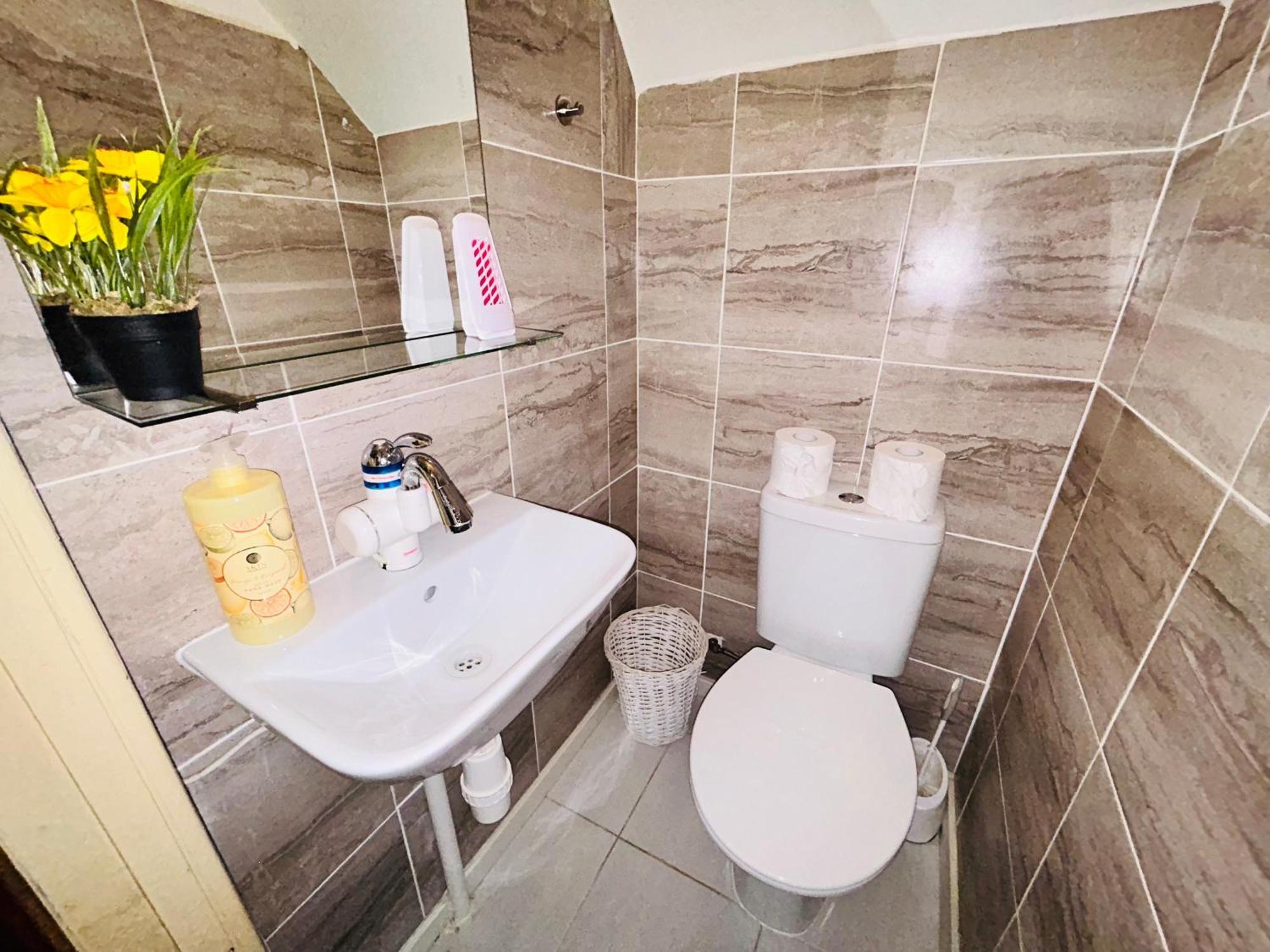The European 3 Bedroom House By Altoluxoexperience Short Lets & Serviced With Free Parking *