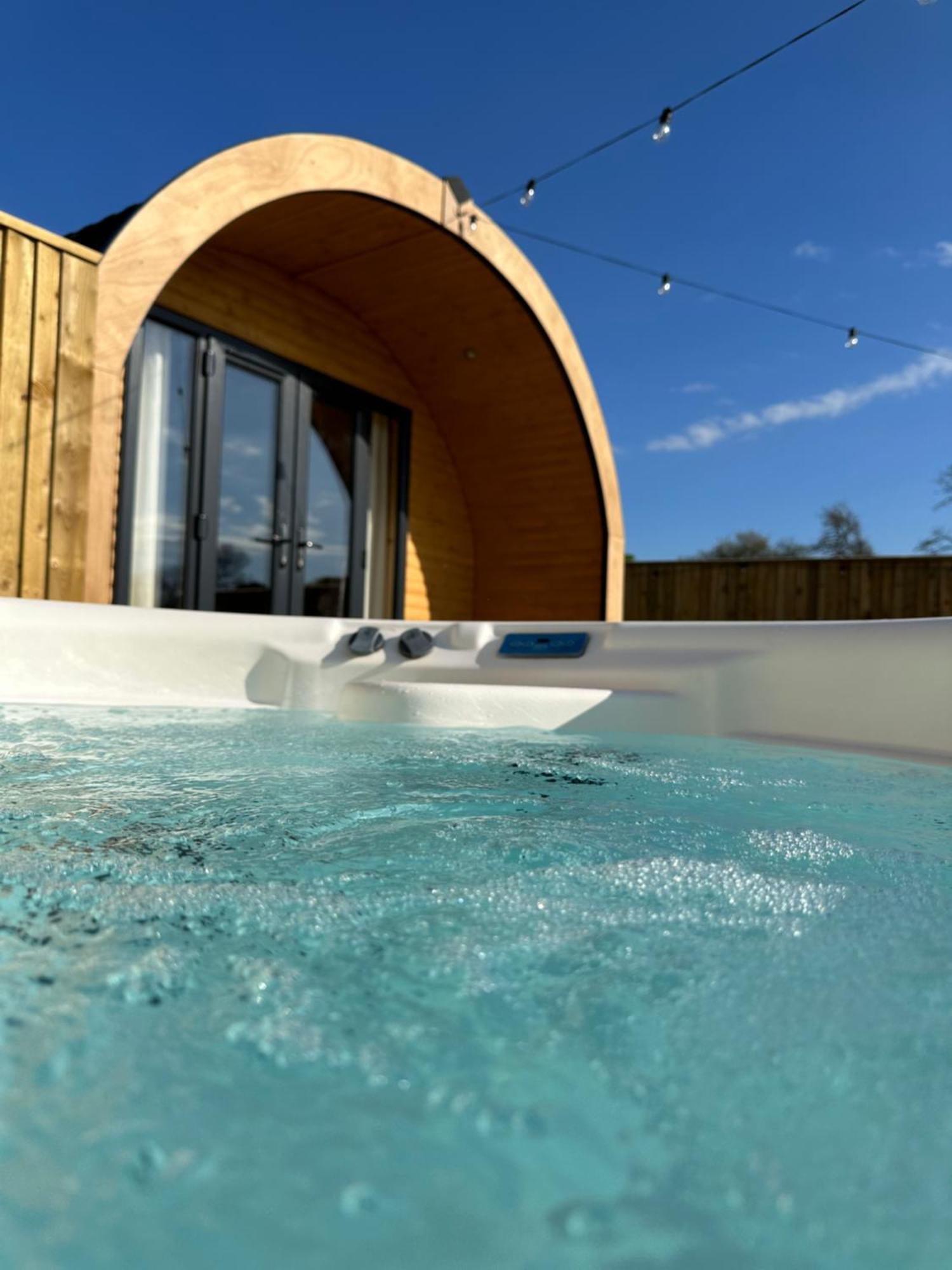Lois' Pod With Hot Tub, Near Airport Campsite Bristol
