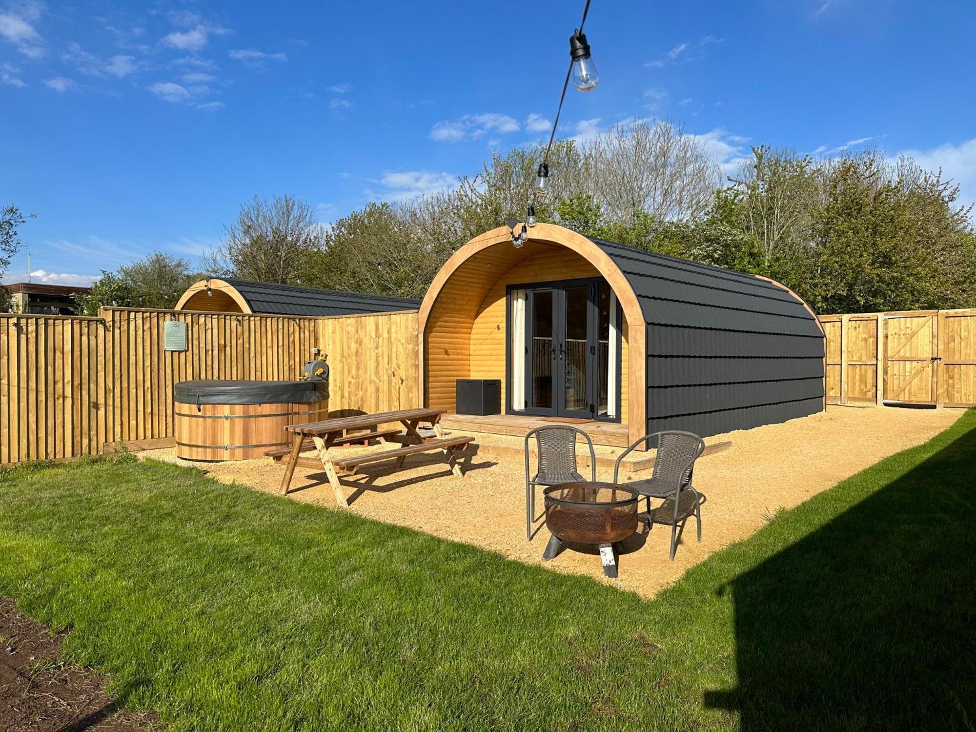 Campsite Lois' Pod With Hot Tub, Near Airport *