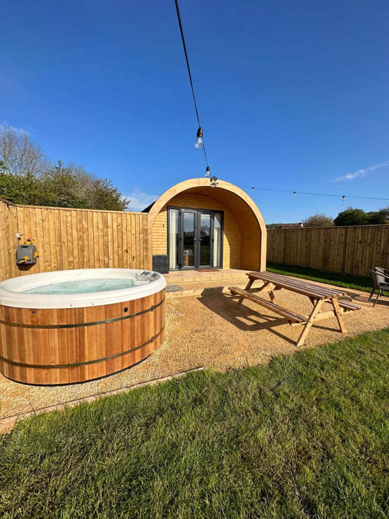 Lois' Pod With Hot Tub, Near Airport *