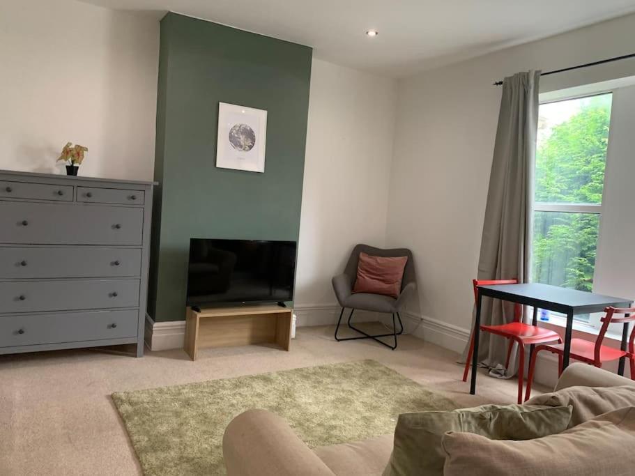 2 Double Bedroom Flat, Location Apartment *