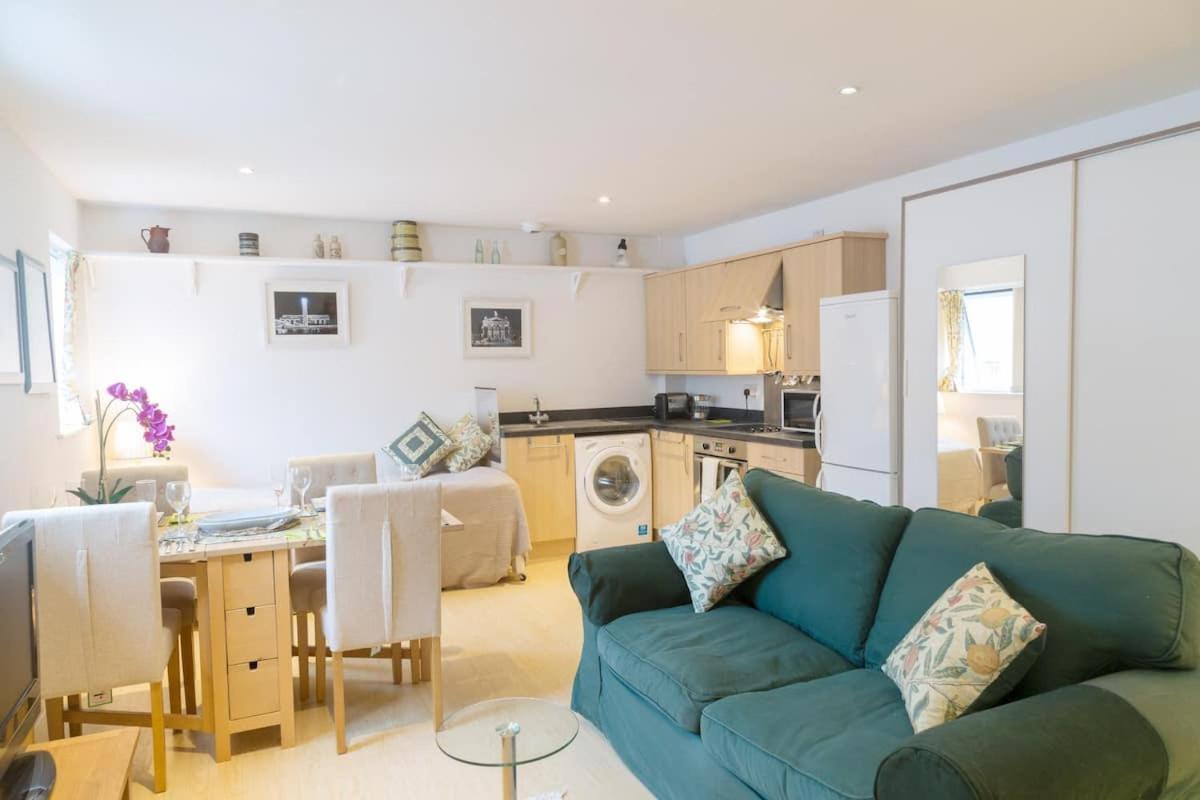 Chic Centre Moments From Wills Memorial Apartment *