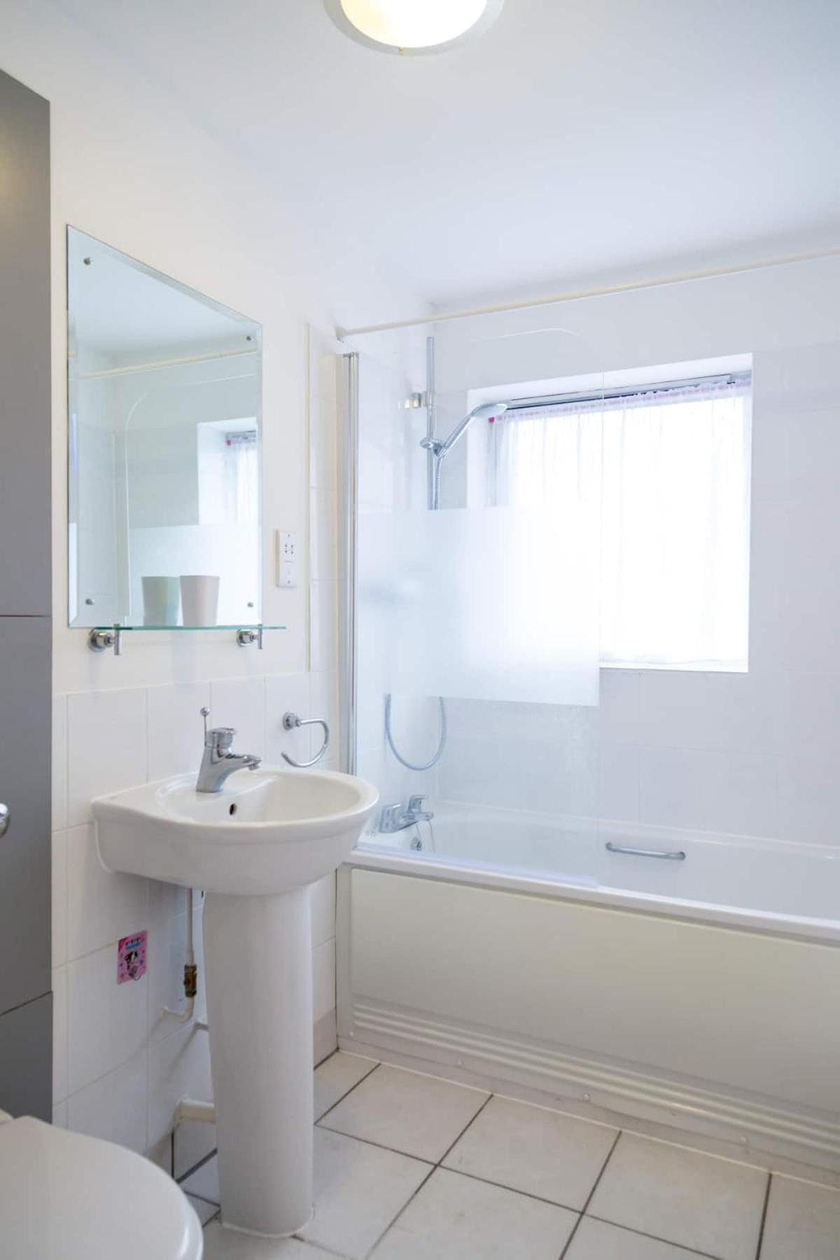 Chic Centre Moments From Wills Memorial Apartment