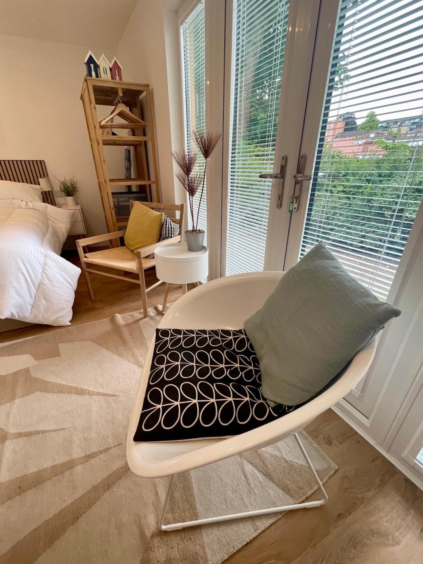 Redland Retreat, Cosy Garden For 2 *