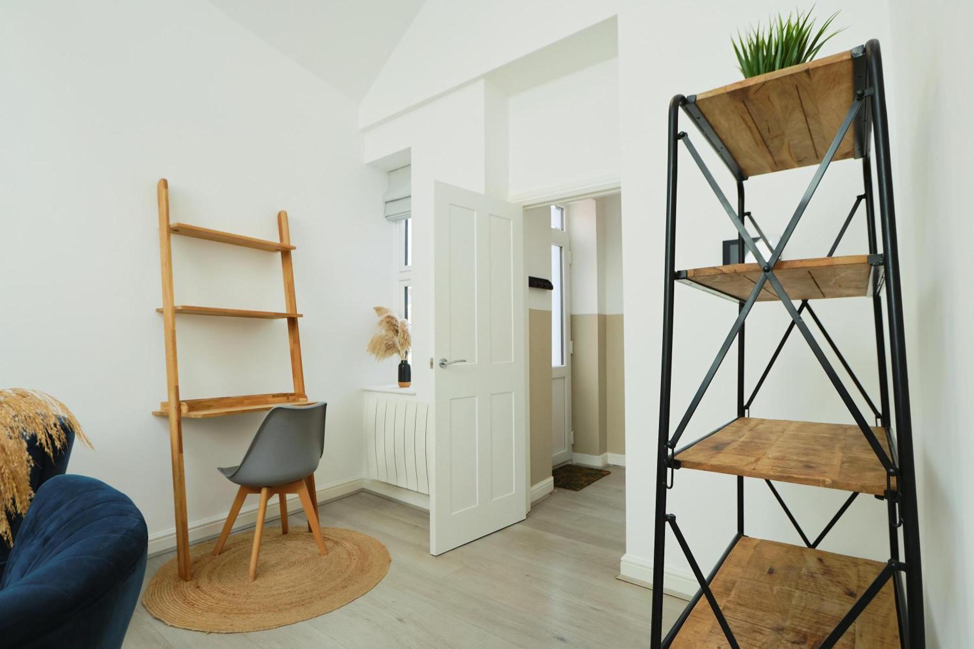 Cosy Two Bedroom Flat In The Poet Mews Bristol