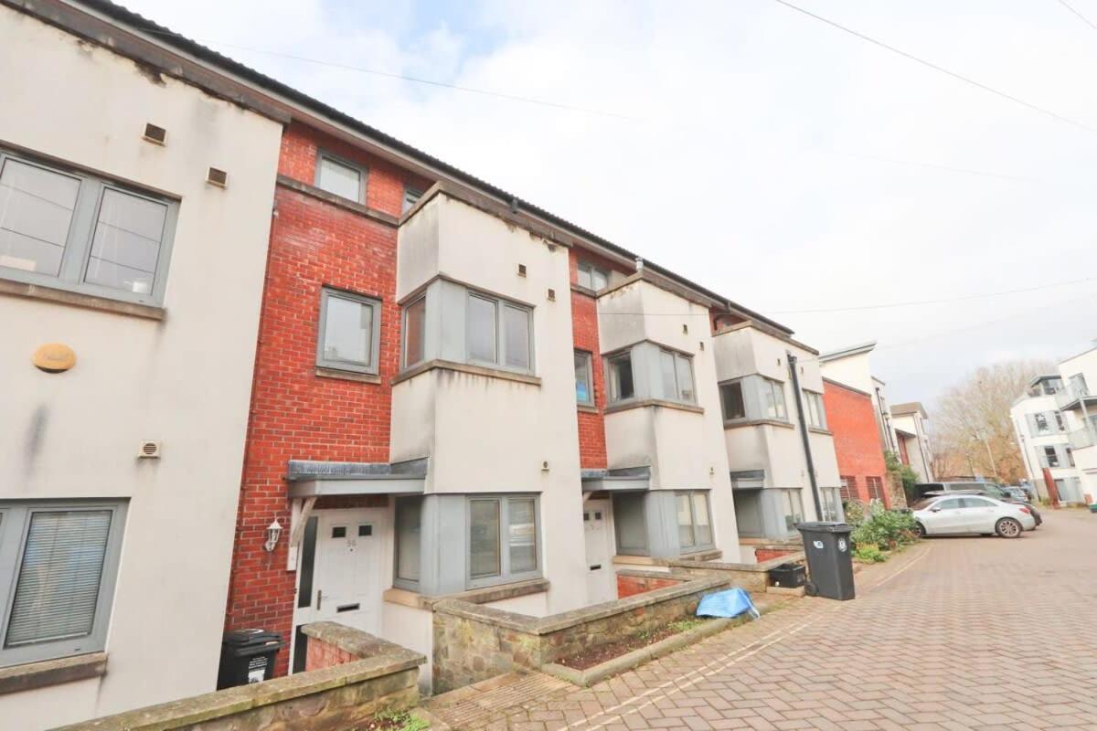 Amazing 2 Bed Townhouse Walking Distance From Temple Meads Holiday home *
