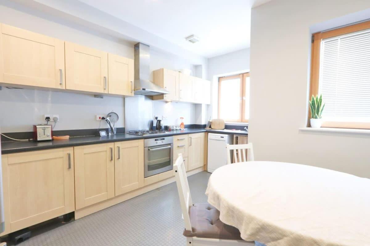 Holiday home Amazing 2 Bed Townhouse Walking Distance From Temple Meads *
