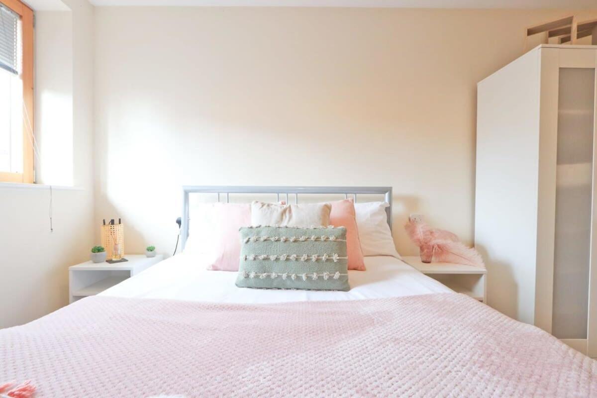 Amazing 2 Bed Townhouse Walking Distance From Temple Meads Holiday home
