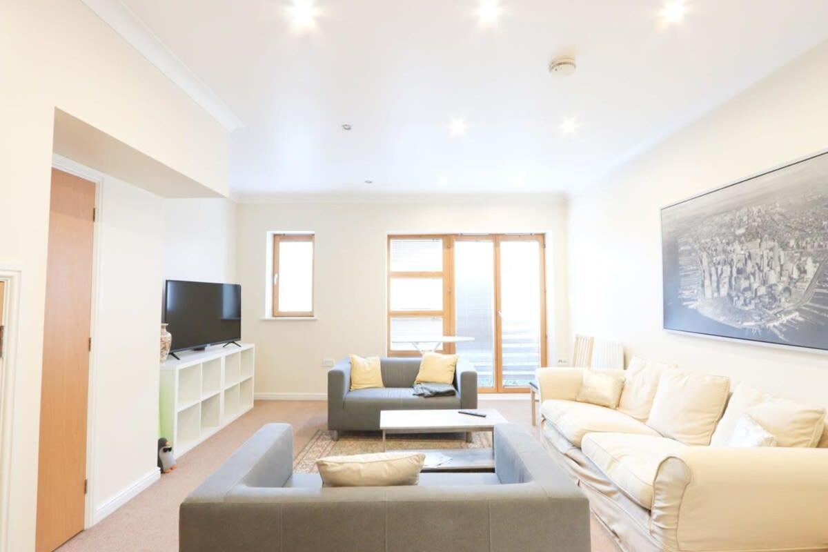 Amazing 2 Bed Townhouse Walking Distance From Temple Meads Holiday home Bristol