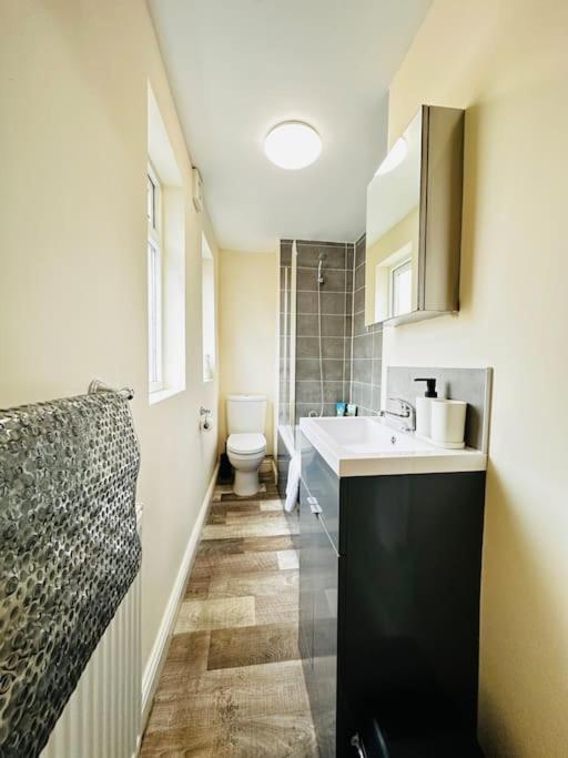 Airy Two-bed Apartment Bristol
