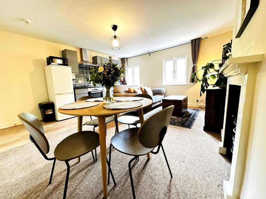 Airy Two-bed Apartment *