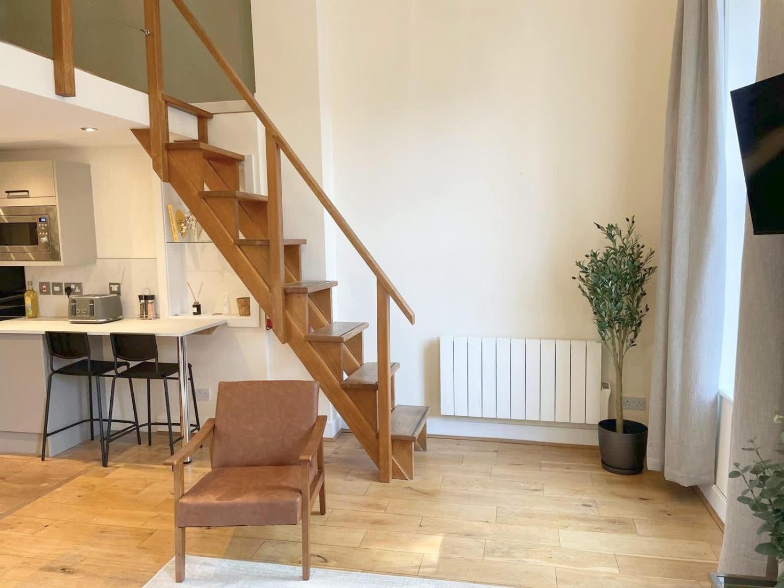 One Bed Maisonette In Centre Portland Square * Bristol