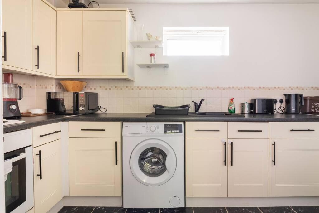 Charming Cosy Coach House In Fishponds * Bristol