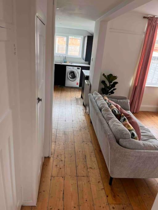 3 Bedroom House With Off Street Parking Homestay *
