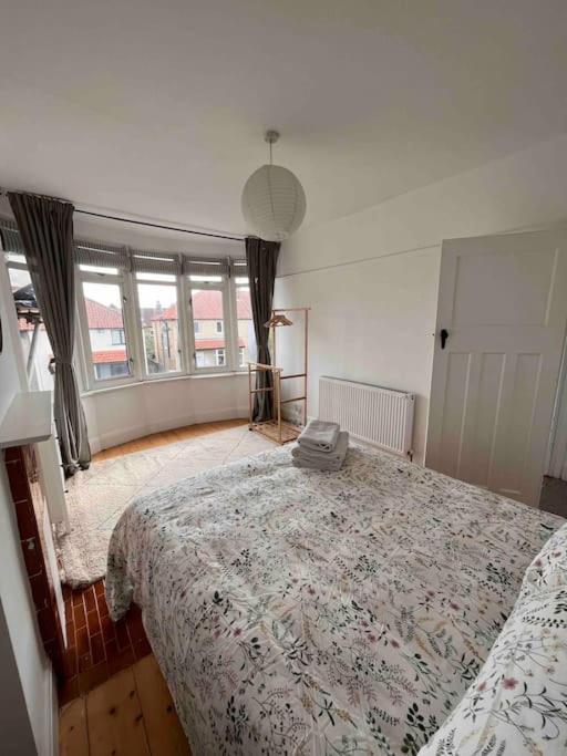 Homestay 3 Bedroom House With Off Street Parking Bristol