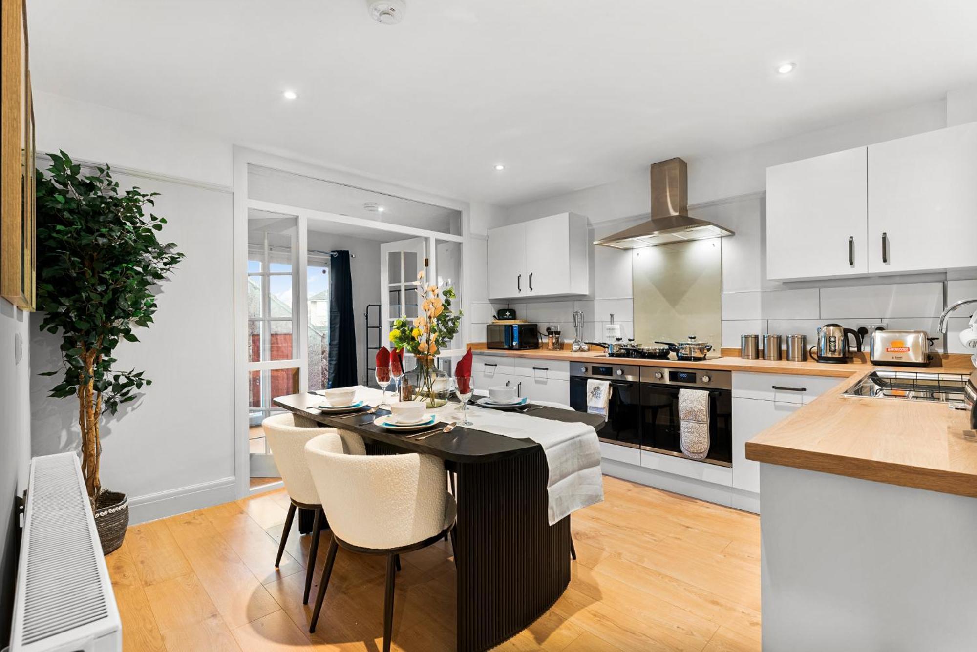 Stylish Boutique Abode - Garden - Sleeps 11 Holiday home *