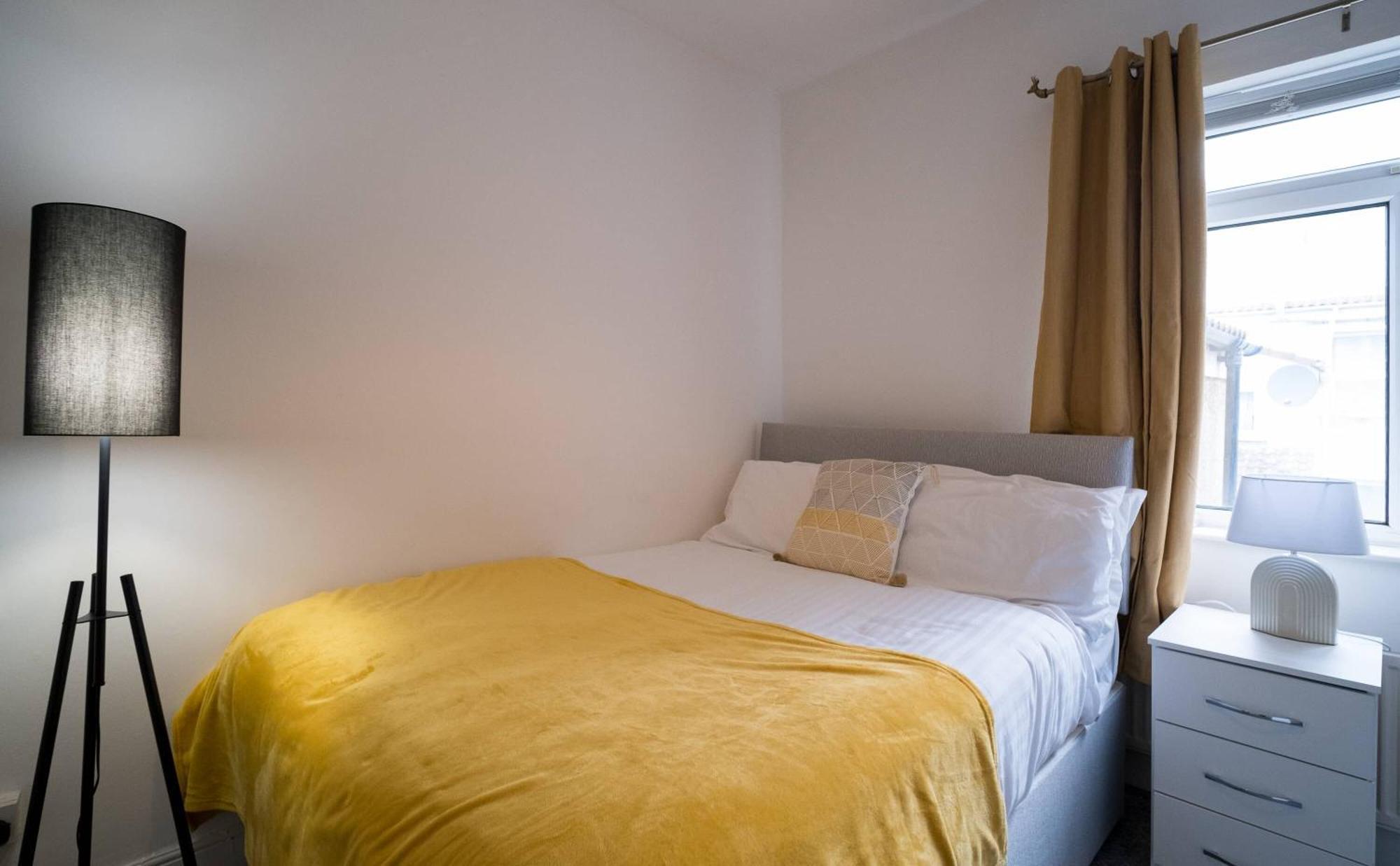 Lena St 3 Bedroom House Sleep 6- Long Stay Contractors-Free Parking Holiday home